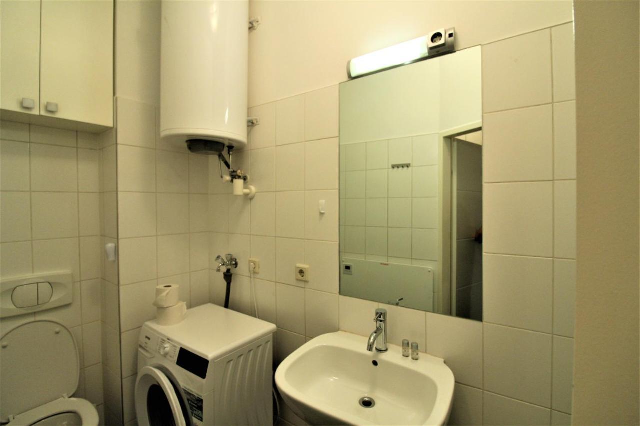 Small Studio Close To City Center Wina Bagian luar foto